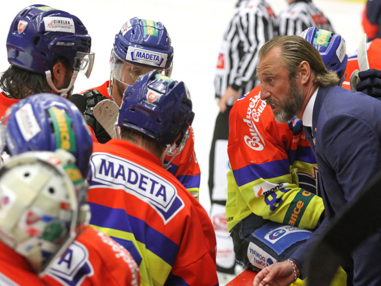 Václav Prospal se ještě snaží svým svěřencům naordinovat taktiku, která by je vrátila do zápasu