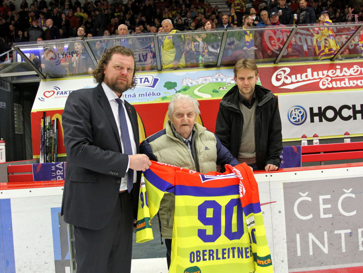 Jeden z posledních dvou pamětníků českobudějovického titulu v roce 1951 Karel Oberleitner slaví 90. narozeniny