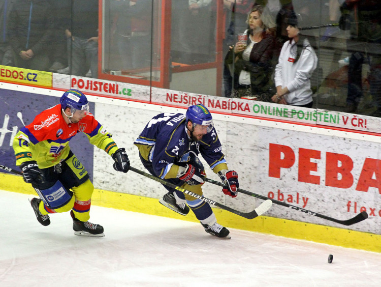 Jakub Babka si kvůli velké marodce zahrál beka. Na snímku stíhá za brankou Petra Vampolu