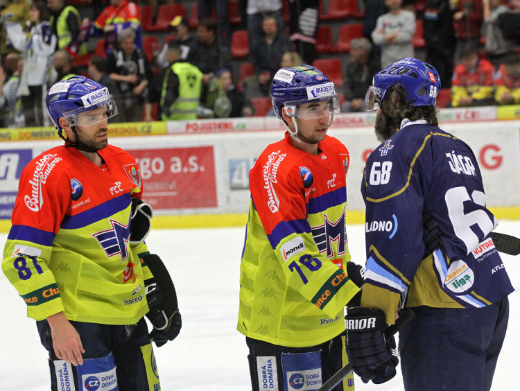 Setkání generací. S Václavem Prospalem starším hrál Jaromír Jágr v národním týmu, junior proti němu bojoval v dresu Motoru