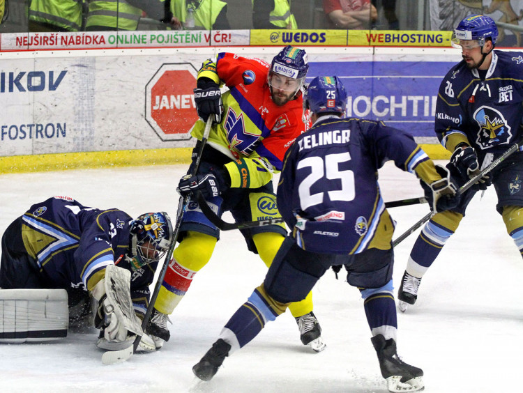 David Gilbert v šanci před Lukášem Cikánkem