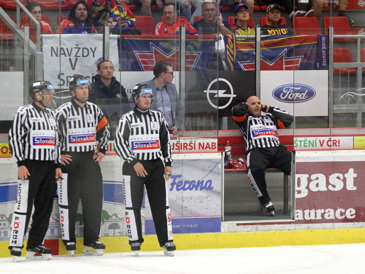 Sudí René Hradil se radí videorozhodčím o tom, zda kotouč při Kváčově zákroku překročil brankovou čáru