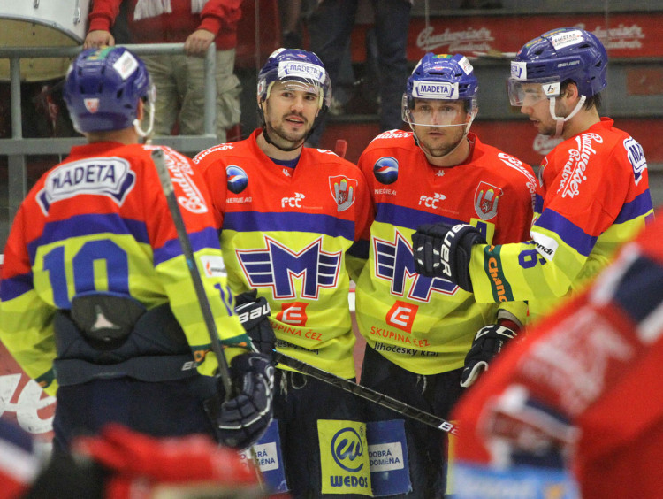 Úspěšná formace, která poslala Motor do vedení 2:0. Druhý zleva střelec Martin Heřman