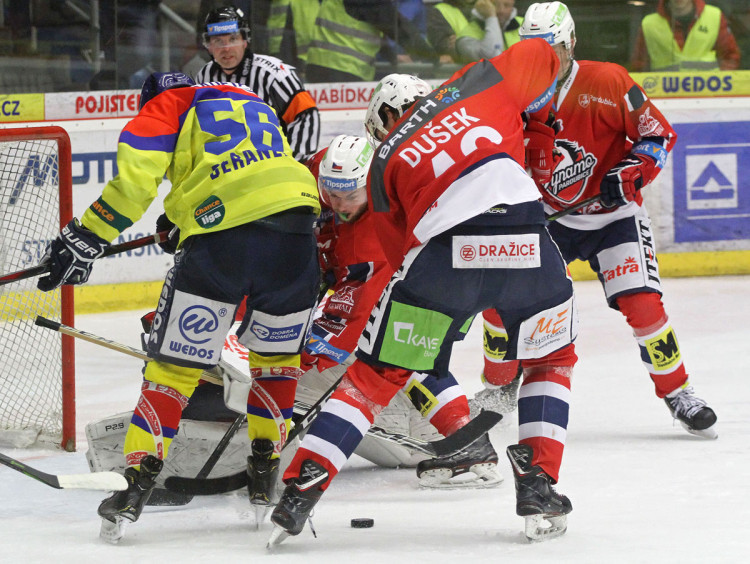 Souboj před pardubickou brankou