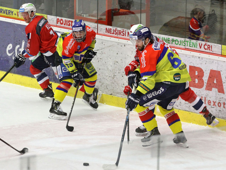 David Gilbert s Pavlem Novákem při hře u zadního mantinelu