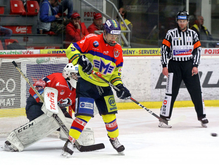 Martin Beránek se snaží před pardubickým gólmanem Vlkem o teč