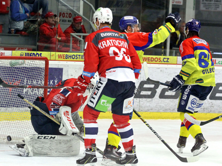 René Vydarený střílí pátou branku Motoru. Před brankou se z jeho trefy raduje Jakub Babka