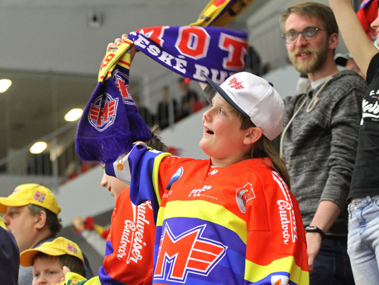 Fandové Motoru si konečně užili vítězné oslavy