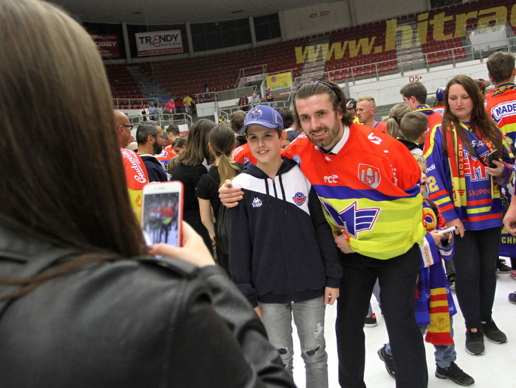 Příznivci Motoru využili šance se vyfotit s hráči celého kádru. Na snímku Lukáš Endál