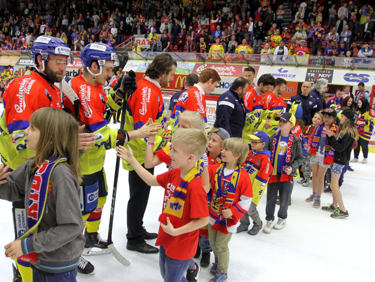 Po utkání mohli fanoušci za svými hrdiny přímo na led