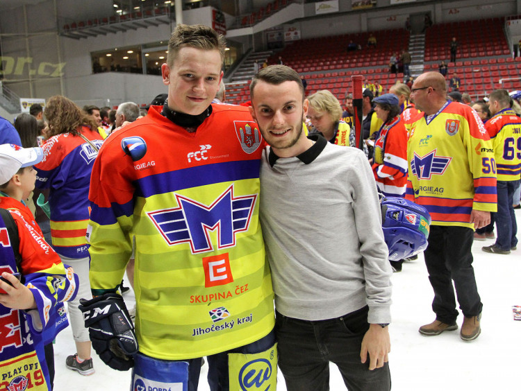 Mladý střelec Motoru Pavel Novák se šéfredaktorem klubového webu Filipem Kortusem