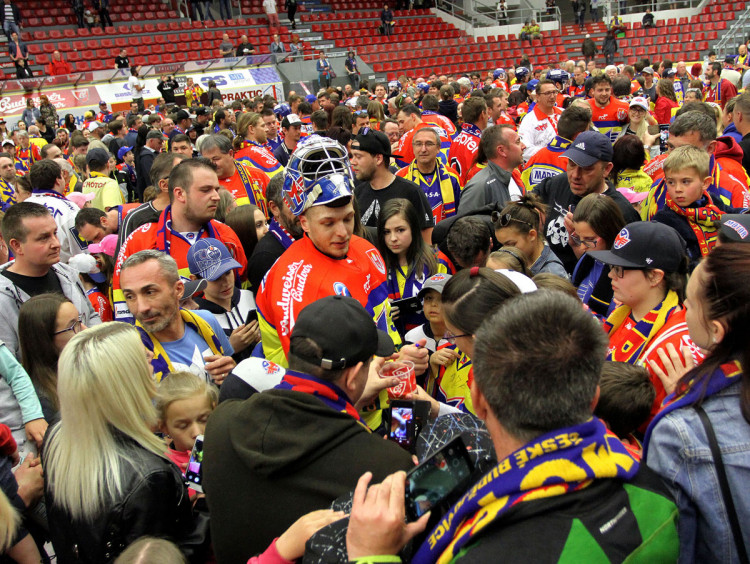 O podpis a společnou fotku s Petrem Kváčou byl zájem