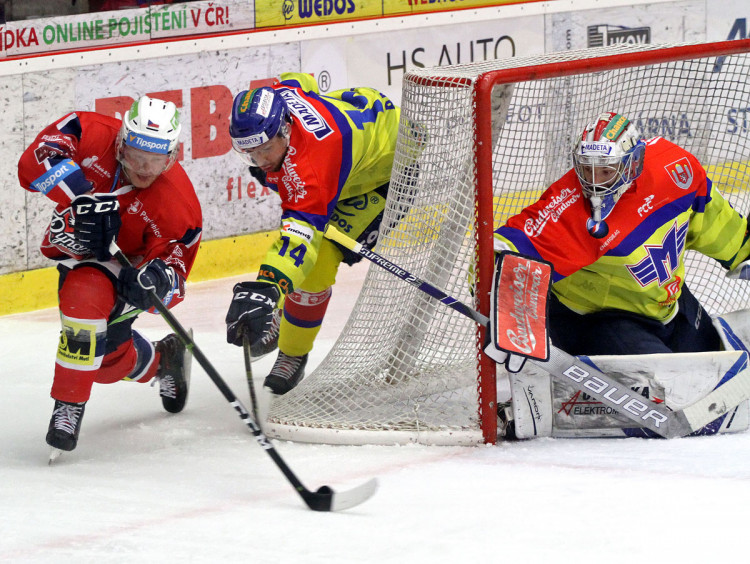 Jan Kloz objíždí Kváčovu klec, stíhá ho Jakub Babka