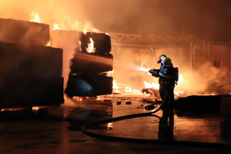 FOTO/VIDEO: Požár pily v Mirkovicích minutu po minutě