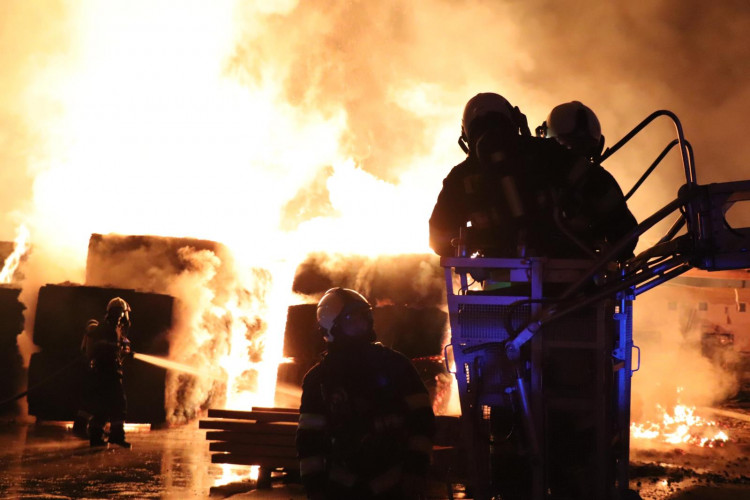 FOTO/VIDEO: Požár pily v Mirkovicích minutu po minutě