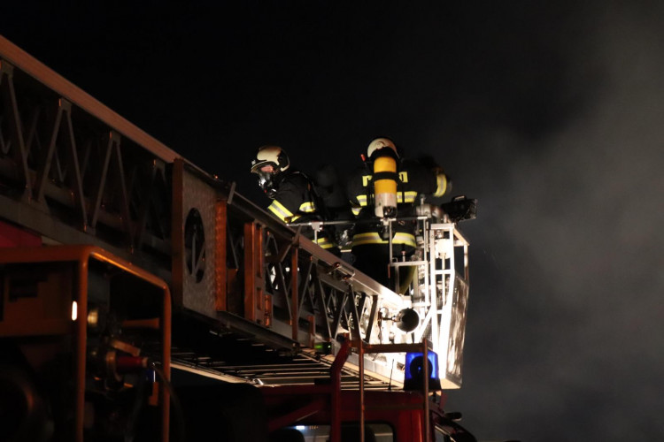 FOTO/VIDEO: Požár pily v Mirkovicích minutu po minutě
