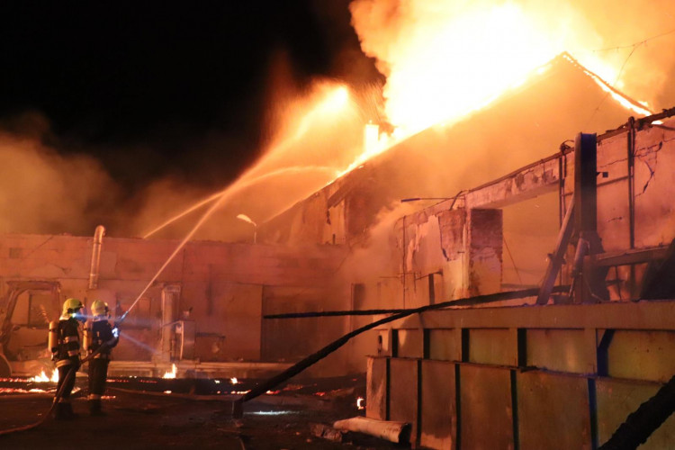 FOTO/VIDEO: Požár pily v Mirkovicích minutu po minutě