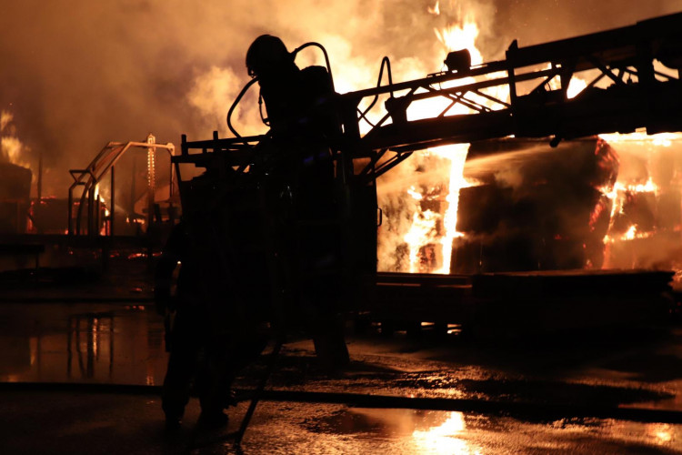 FOTO/VIDEO: Požár pily v Mirkovicích minutu po minutě