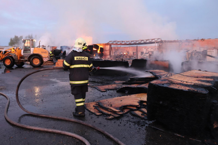 FOTO/VIDEO: Požár pily v Mirkovicích minutu po minutě