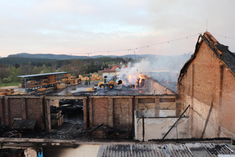 FOTO/VIDEO: Požár pily v Mirkovicích minutu po minutě