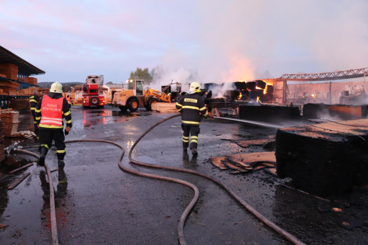 FOTO/VIDEO: Požár pily v Mirkovicích minutu po minutě