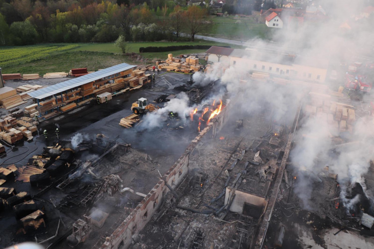 FOTO/VIDEO: Požár pily v Mirkovicích minutu po minutě
