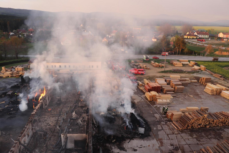 FOTO/VIDEO: Požár pily v Mirkovicích minutu po minutě