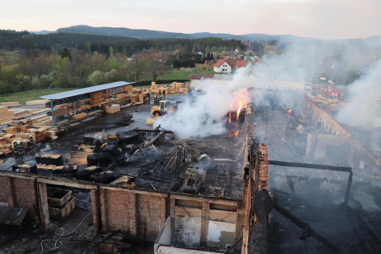 FOTO/VIDEO: Požár pily v Mirkovicích minutu po minutě