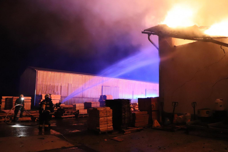 FOTO/VIDEO: Požár pily v Mirkovicích minutu po minutě