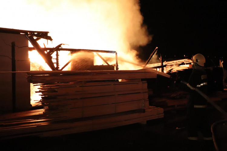 FOTO/VIDEO: Požár pily v Mirkovicích minutu po minutě