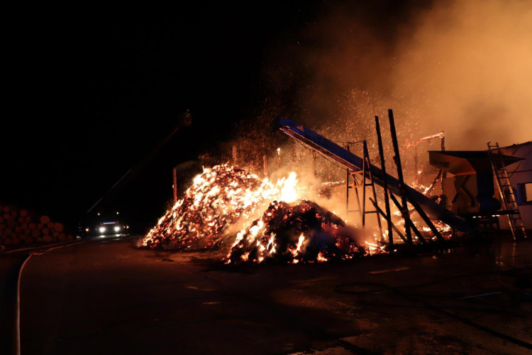 FOTO/VIDEO: Požár pily v Mirkovicích minutu po minutě