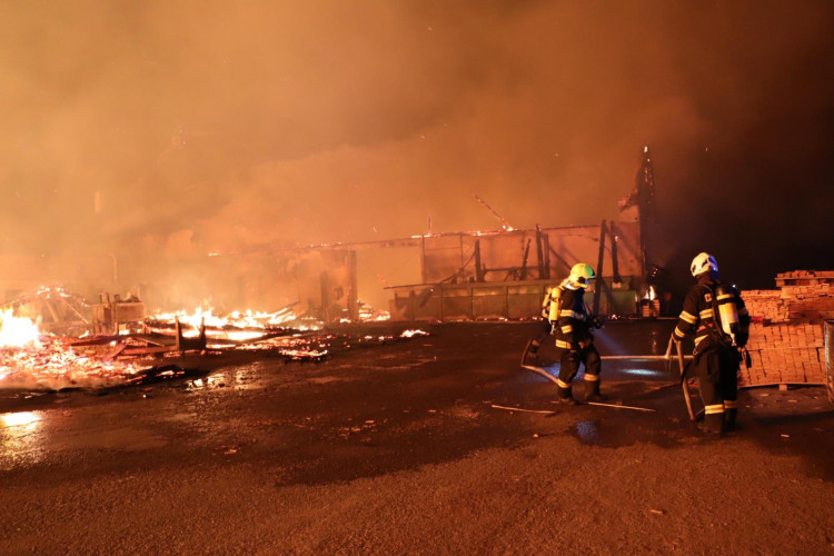 FOTO/VIDEO: Požár pily v Mirkovicích minutu po minutě