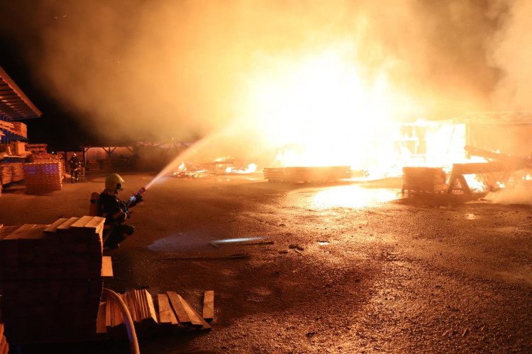FOTO/VIDEO: Požár pily v Mirkovicích minutu po minutě