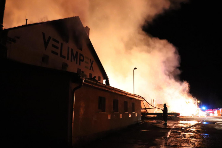 FOTO/VIDEO: Požár pily v Mirkovicích minutu po minutě