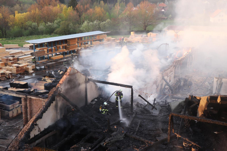 FOTO/VIDEO: Požár pily v Mirkovicích minutu po minutě