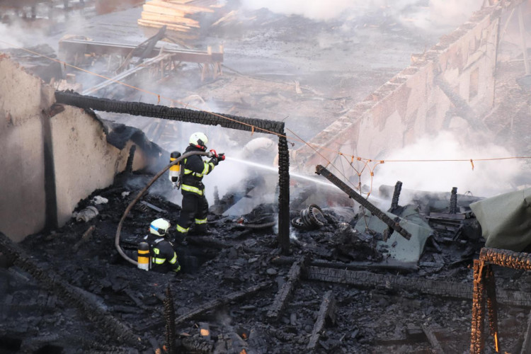 FOTO/VIDEO: Požár pily v Mirkovicích minutu po minutě