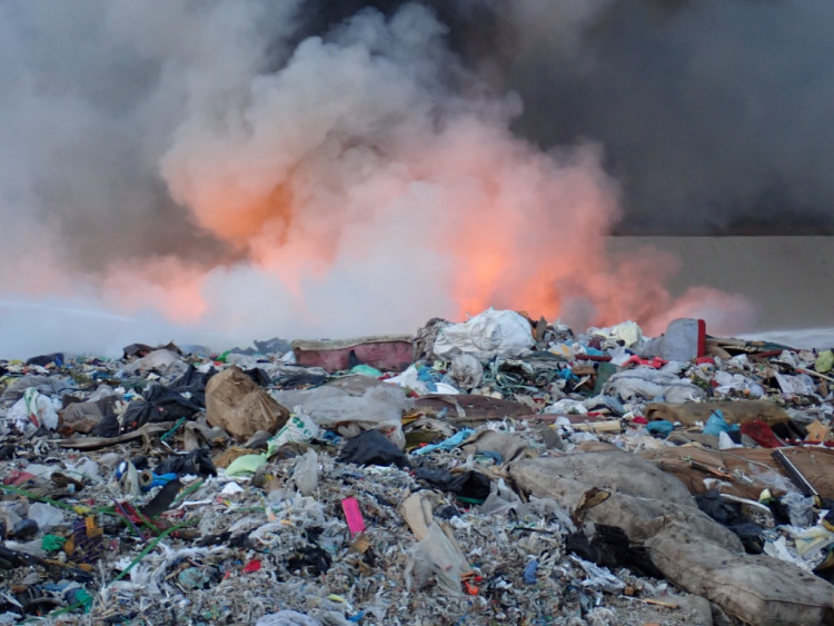 Hořící skládka