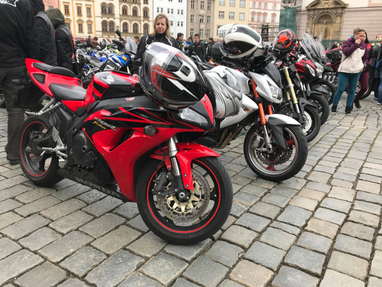 Motorkáři dnes zahájili sezonu na Horním náměstí