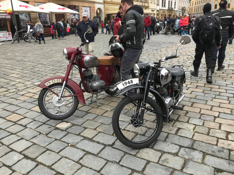 Motorkáři dnes zahájili sezonu na Horním náměstí