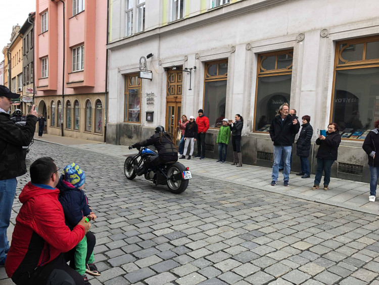 Motorkáři dnes zahájili sezonu na Horním náměstí