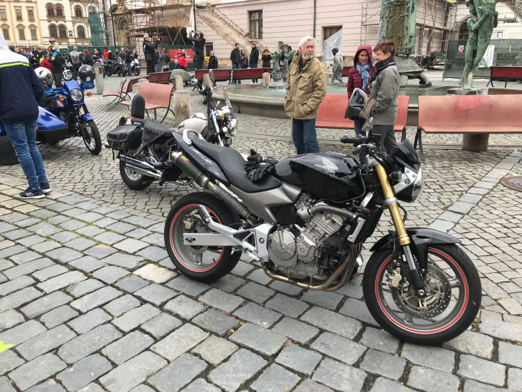 Motorkáři dnes zahájili sezonu na Horním náměstí