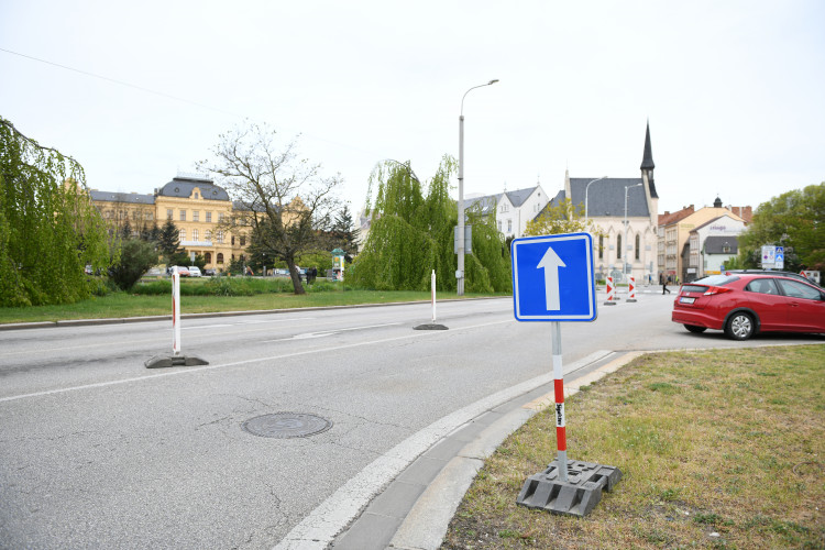 Uzavření Mánesovky ráno dopravu příliš nekomplikovalo. Řidiče mátlo dopravní značení