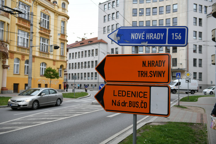 Uzavření Mánesovky ráno dopravu příliš nekomplikovalo. Řidiče mátlo dopravní značení