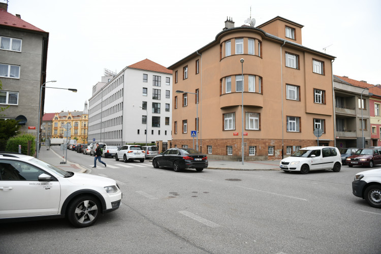 Uzavření Mánesovky ráno dopravu příliš nekomplikovalo. Řidiče mátlo dopravní značení