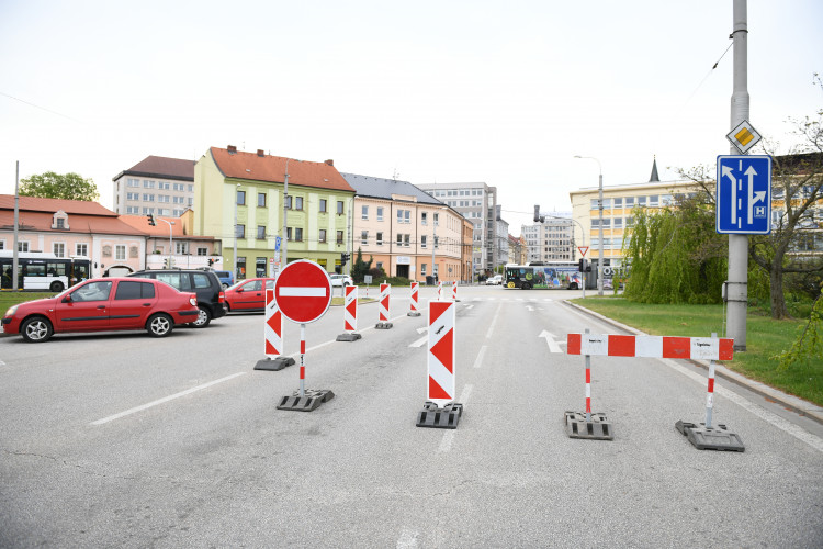 Uzavření Mánesovky ráno dopravu příliš nekomplikovalo. Řidiče mátlo dopravní značení