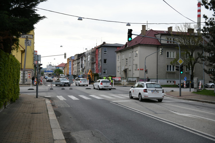 Uzavření Mánesovky ráno dopravu příliš nekomplikovalo. Řidiče mátlo dopravní značení