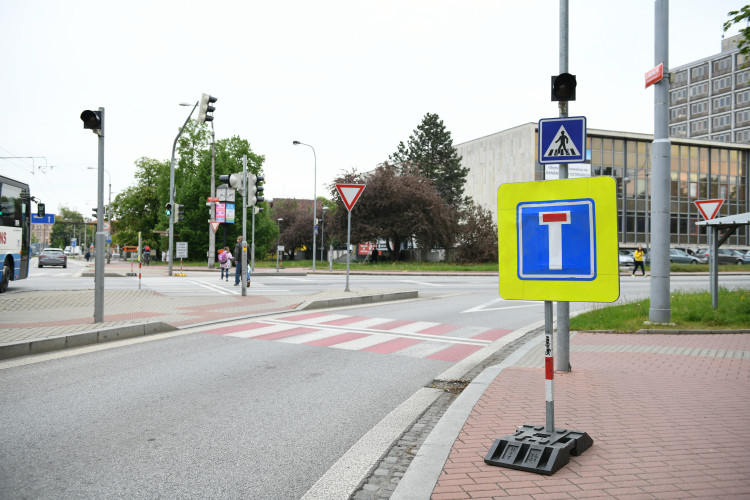 Uzavření Mánesovky ráno dopravu příliš nekomplikovalo. Řidiče mátlo dopravní značení