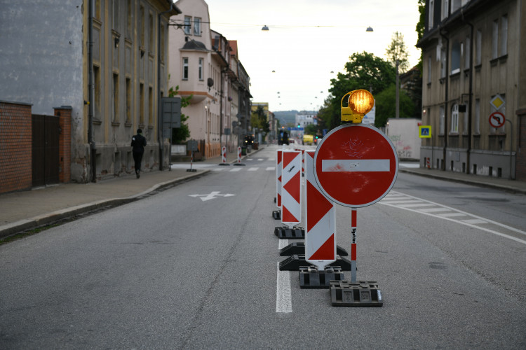 Uzavření Mánesovky ráno dopravu příliš nekomplikovalo. Řidiče mátlo dopravní značení