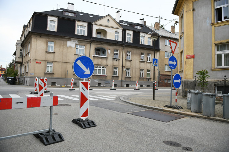 Uzavření Mánesovky ráno dopravu příliš nekomplikovalo. Řidiče mátlo dopravní značení