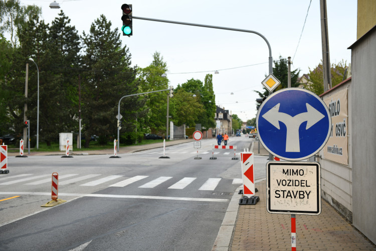 Uzavření Mánesovky ráno dopravu příliš nekomplikovalo. Řidiče mátlo dopravní značení